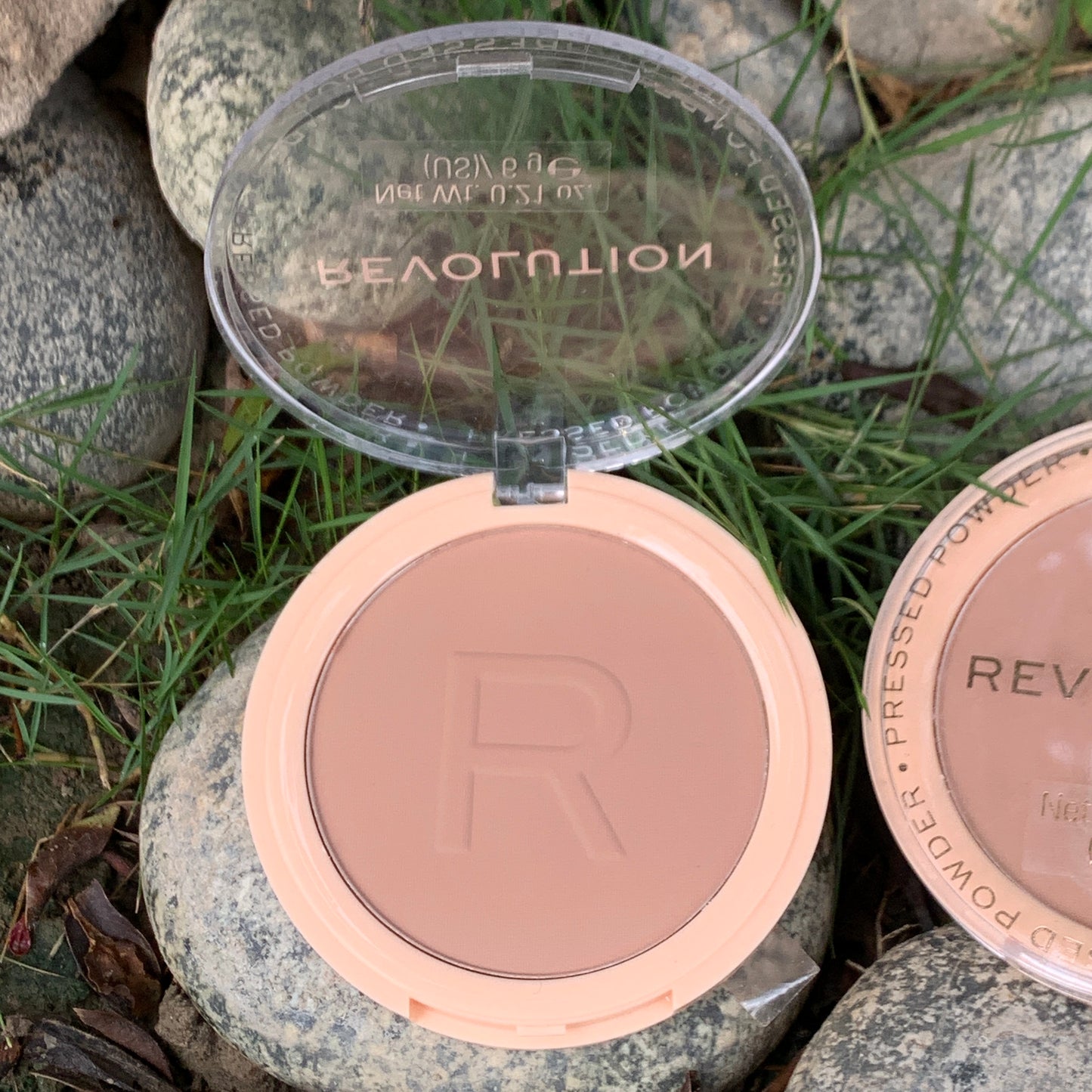 Revolution Pressed Powder Tan